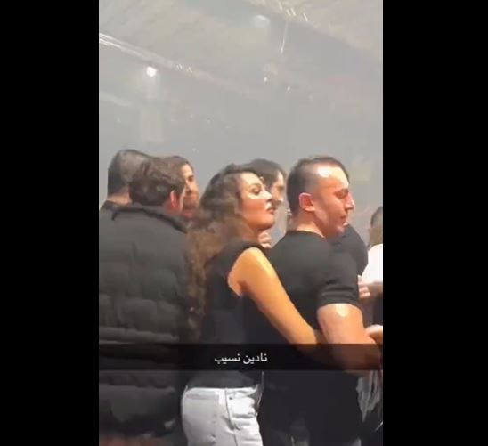 شاهد مقطع نادين نجيم وهي تحتضن رجلا من الخلف أثناء الرقص في ملهى ليلي